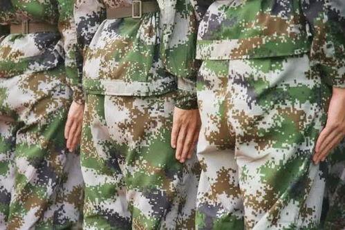 南宁军训吃瓜,吃瓜群众围观青春风采