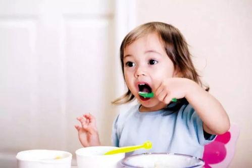 2岁宝宝吃玫珑瓜,甜蜜滋味开启健康成长之旅