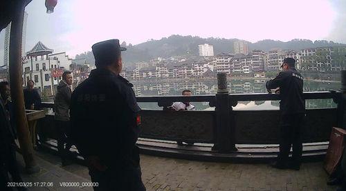 大伯吃瓜跳桥,一场意外引发的全民热议