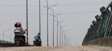 大伯吃瓜跳桥,一场意外引发的全民热议