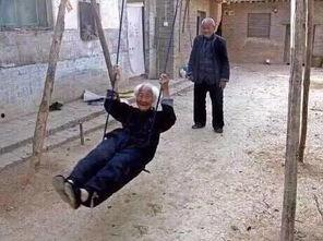 大伯吃瓜跳桥,一场意外引发的全民热议