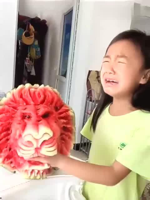 吃瓜把孩子吓哭,吃瓜引发孩子惊哭，家长如何应对