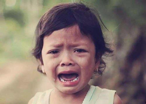 吃瓜把孩子吓哭,吃瓜引发孩子惊哭，家长如何应对