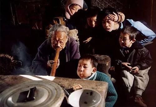 漫展老头吃瓜,老头吃瓜成焦点，揭秘二次元世界里的“瓜界传奇”