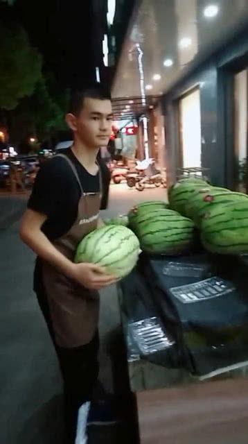 给顾客切瓜吃,匠心独运的顾客切瓜体验