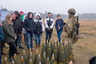 吃瓜为兵,揭秘军营中的独特“美食”文化